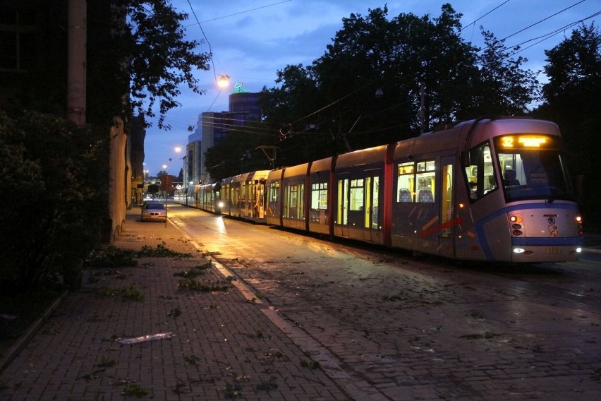 Skutki nocnej nawałnicy we Wrocławiu