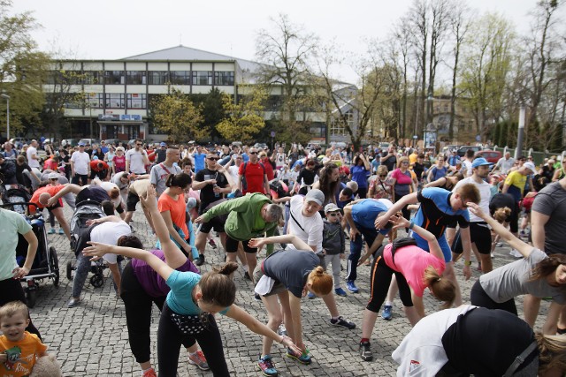 Tradycyjnie uczestnicy Podbiegów mieli do pokonania trasę liczącą około 7,5 km. Biegacze ruszyli z parkingu przy Narodowym Centrum Polskiej Piosenki. Następnie przebiegi bulwarami na wyspę Bolko oraz okrążyli zoo i tą samą trasą wrócili pod amfiteatr. Tam na uczestników czekały pamiątkowe dyplomy, nagrody oraz grochówka. W Podbiegach liczy się przede wszystkim świetna zabawa, a nie śrubowanie wyników. Zarówno start jak i meta otwarte są dla spacerujących i maratończyków, dzieci i dorosłych, tych z dużym doświadczeniem oraz biegaczy, którzy dotychczas częściej „ćwiczyli” w fotelu przed telewizorem niż na bieżni. 