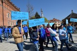 W Sandomierzu podsumowano obchody światowego miesiąca wiedzy na temat autyzmu. Symboliczny niebieski przemarsz przez Rynek. Zobacz zdjęcia