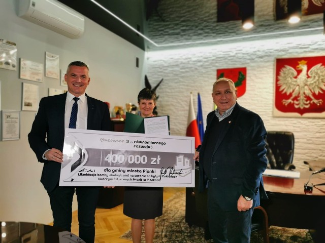 Podpisanie dofinansowania w sprawie odpadków na terenie Pronitu w Pionkach.