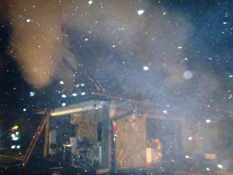 Obidza. Dom zapalił się, gdy nikogo w nim nie było. 17 zastępów straży przez 6 godzin gasiło ogień