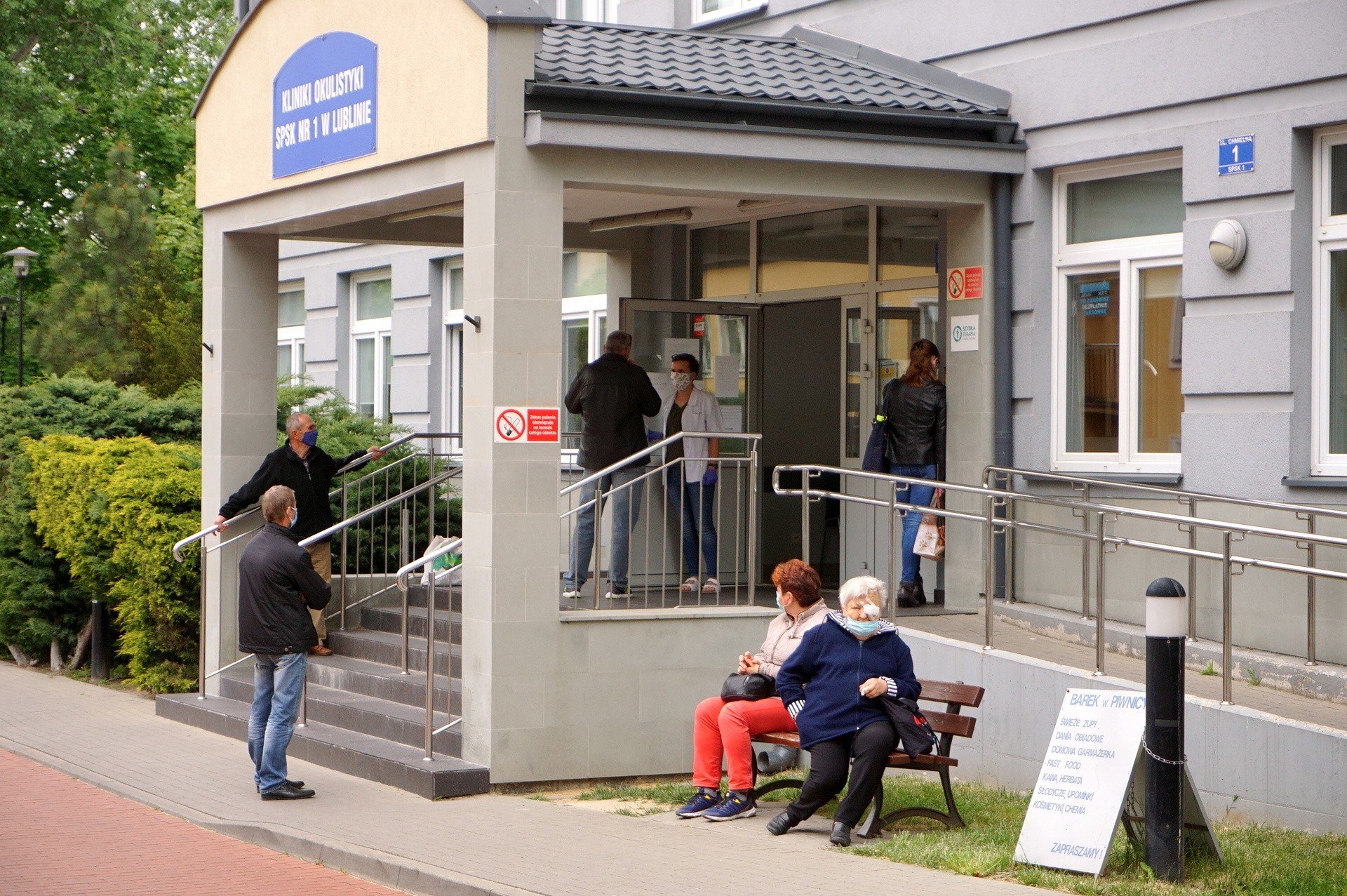 Tłum pacjentów czekał przed kliniką na Chmielnej. Interweniowała policja |  Kurier Lubelski