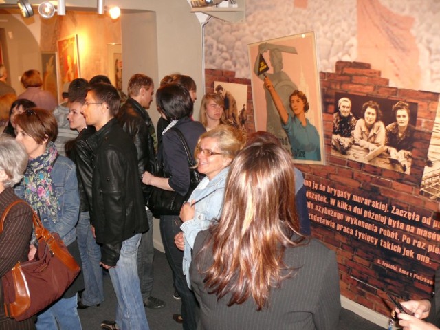 Wystawa w muzeum przyciągnęła wiele osób.