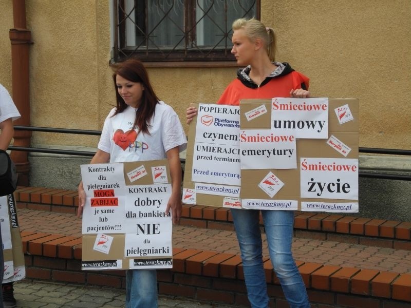 Stop umowom śmieciowym. Protest przed szpitalem