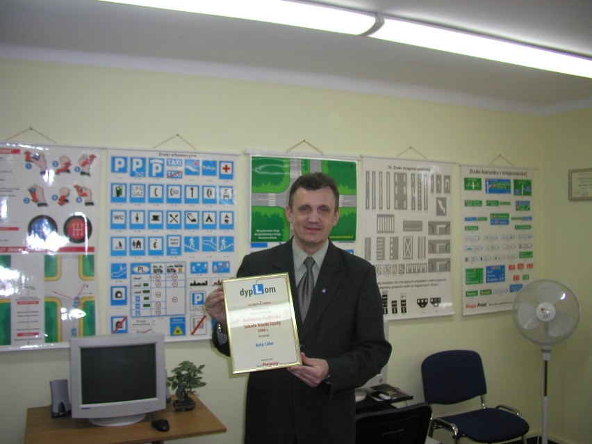 Tadeusz Suchocki, właściciel, prezentuje dyplom