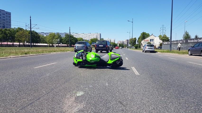 Wypadek motocyklisty na Rokicińskiej w Łodzi. Motocyklista...