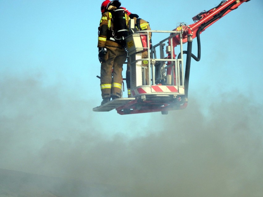 Pożar poddasza w miejscowości Gągolin, w gminie Łoniów. W akcji uczestniczyło kilka jednostek z powiatu sandomierskiego i tarobrzeskiego