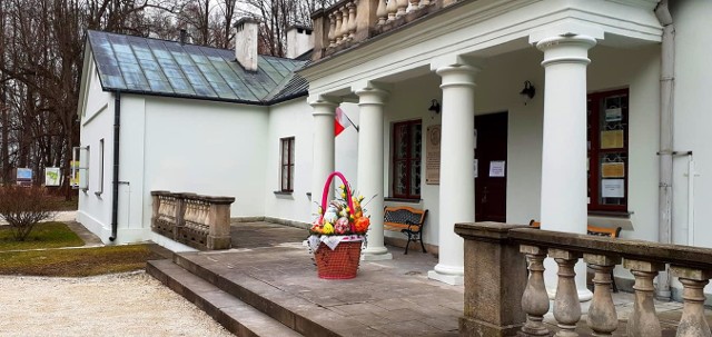 Wyjątkowy kosz wielkanocny stanął przed Dworkiem Mikołaja Reja w Nagłowicach. Piękne pisanki pojawiły się też w bibliotece.