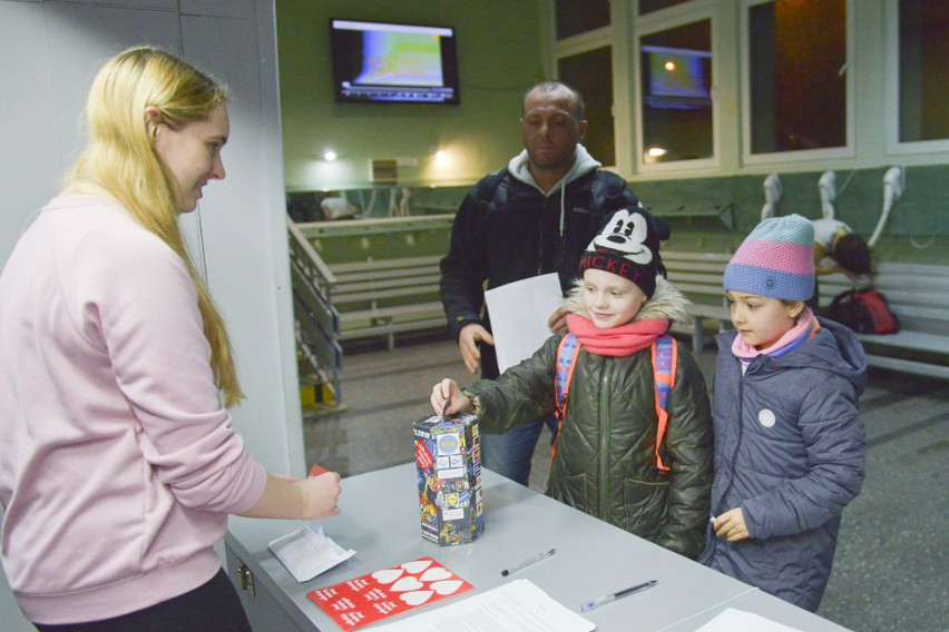 Zobaczcie zdjęcia z Nocnego Pływania i liczenia pieniędzy w...