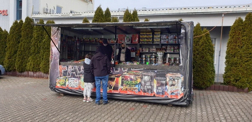 Stoisko przed łódzką hurtownią materiałów pirotechnicznych.