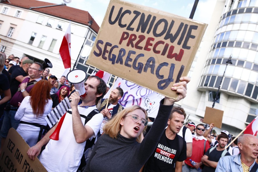 Warszawa: Manifestacja „Stop segregacji sanitarnej” [ZDJĘCIA] Protest przeciwko "przymuszaniu do szczepień i ustawie 1499"