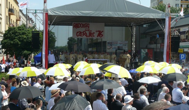 Zaczynają się główne uroczystości przed pomnikiem na skrzyżowaniu ulic 25 Czerwca i Żeromskiego.