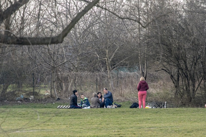 Plaża w Krakowie. Słońce kusi, by spotkać się na zewnątrz, strażnicy stanowczo odradzają [ZDJĘCIA] 20.03.2020