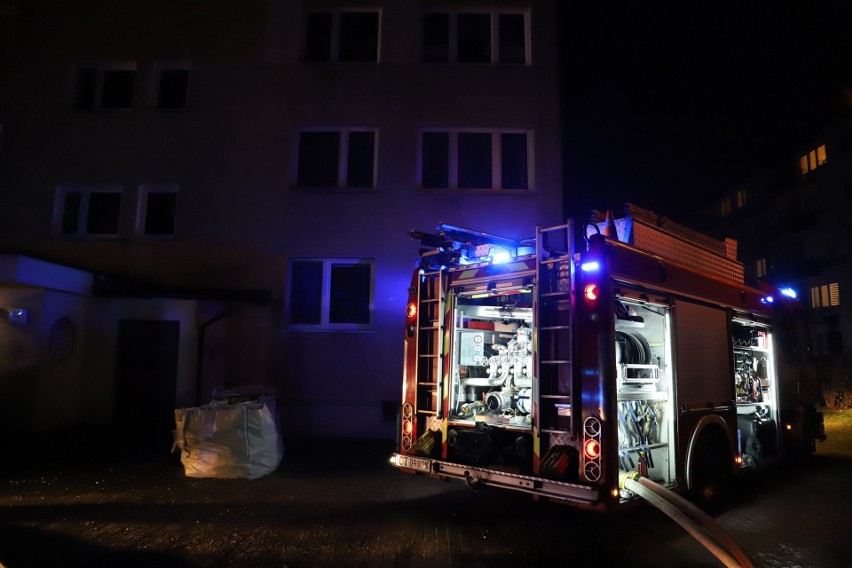 Pożar w wieżowcu przy ul. Gagarina w Toruniu. Trzy osoby zostały poszkodowane ZDJĘCIA
