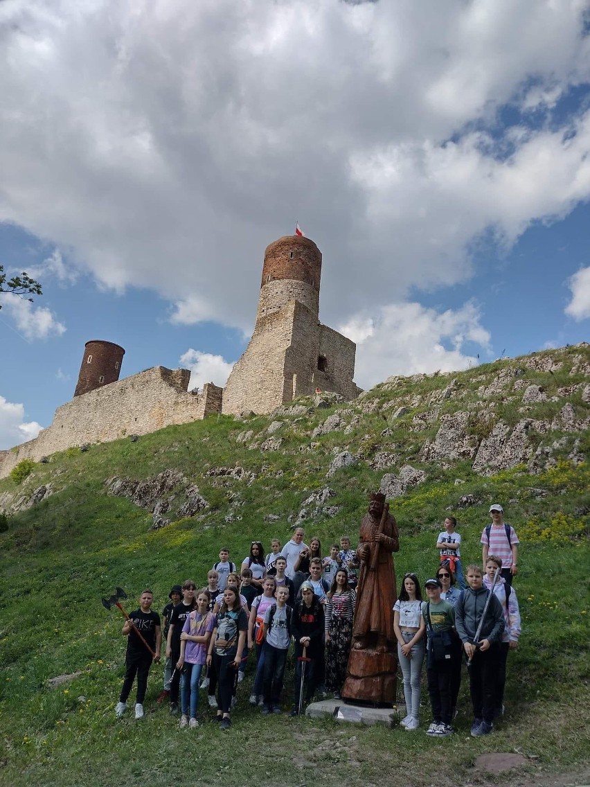 Uczniowie z Lipnika poznali najciekawsze zabytki regionu świętokrzyskiego. Zobacz zdjęcia