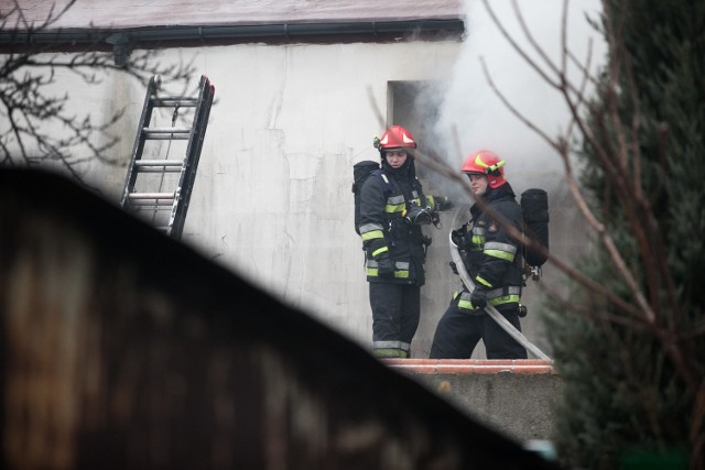 W pożarze mieszkania w Fordonie zginęły dwie osoby