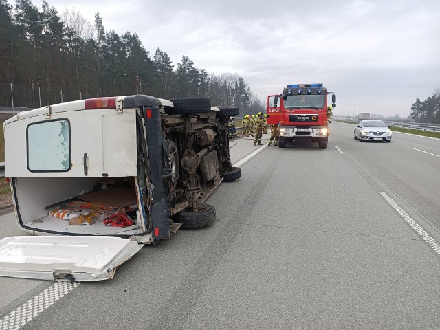 Wypadek na autostradzie A1 w okolicach Kamieńska. Zderzyły się bus i samochód osobowy