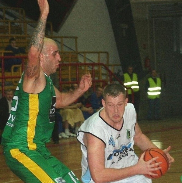 Koszykarze Stali Stalowa Wola (z piłką Robert Grzyb) pokonali na wyjeździe Tarnovię Tarnowo Podgórne.