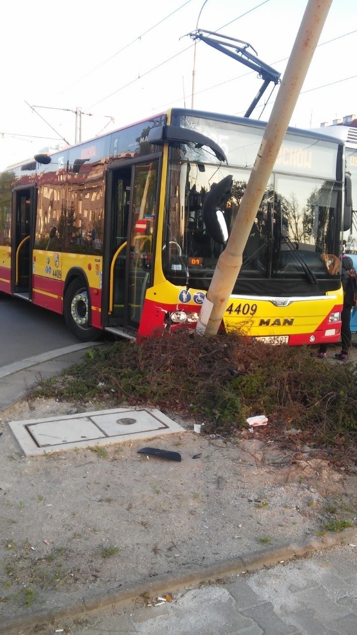 Wypadek na Hallera. Tramwaj zderzył się z autobusem, 2 osoby ranne
