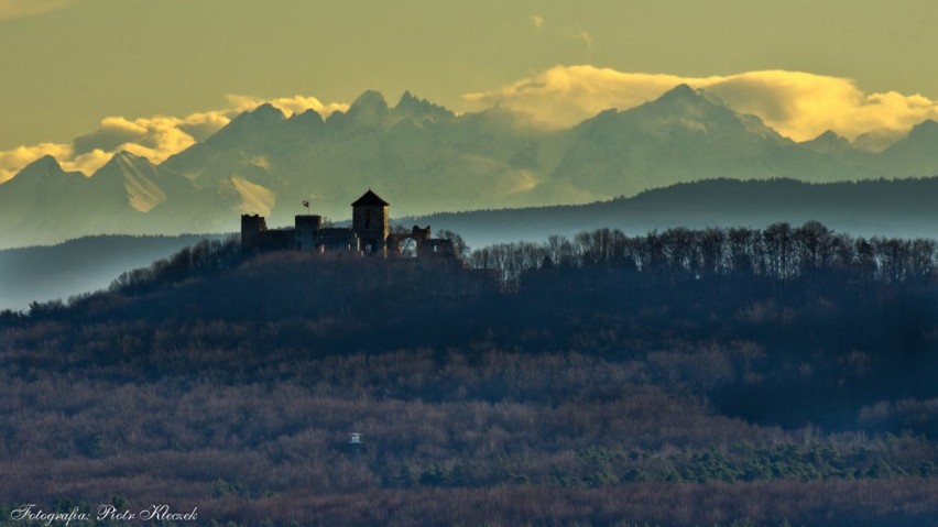 Zamek Tenczyn w Rudnie na tle Panoramy Tatr