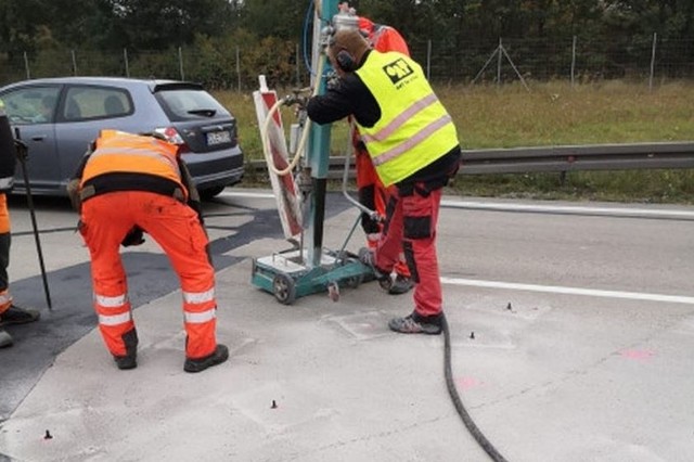 Na autostradzie A4 w rejonie Krzywej trwa naprawa betonowej nawierzchni.