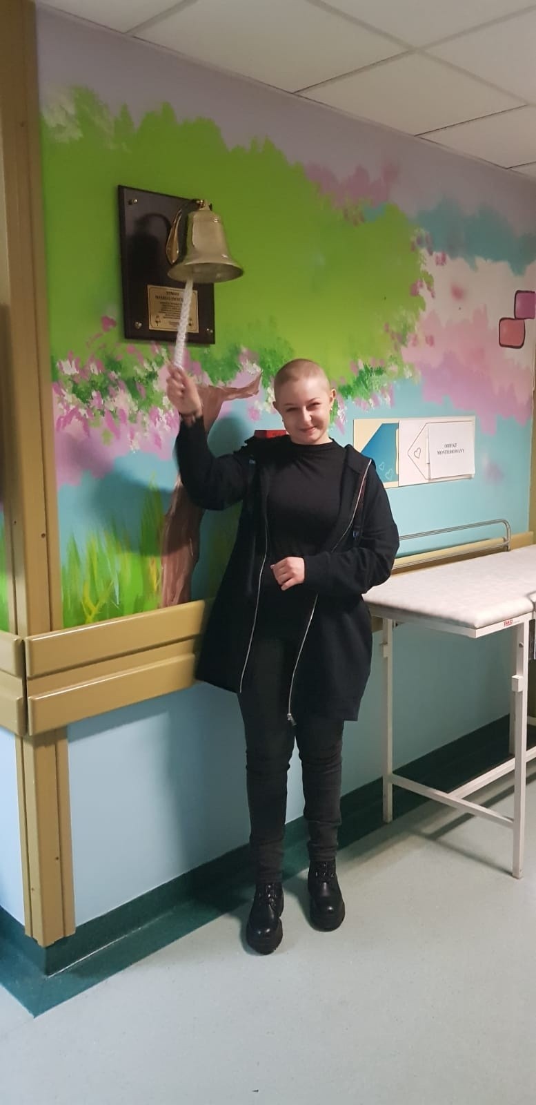 Zabrzmiał Dzwon Zwycięzcy! Natalka, pacjentka Oddziału Onkologii i Hematologii Dziecięcej w Kielcach, pokonała nowotwór. Zobacz film