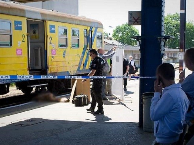 Policjanci dokonują oględzin peronu, gdzie nieboszczyk wypadł z wersalki.