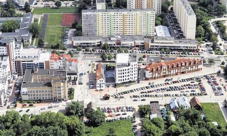 Rynek Sienny. Parking znika. Będzie tu skwer i tablice upamiętniające cmentarz ewangelicki (zdjęcia)