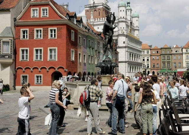 Podróż po Poznaniu turyści rozpoczynają od Starego Rynku, gdzie roi się od miejskich przewodników. Ci w swojej ofercie mają z roku na rok coraz więcej atrakcji