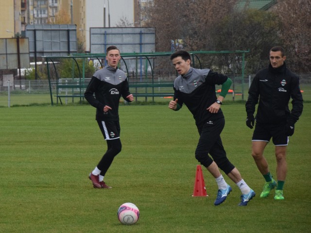 Maciej Świdzikowski (w środku) po kontuzji wrócił do treningów z drużyną Radomiaka Radom.