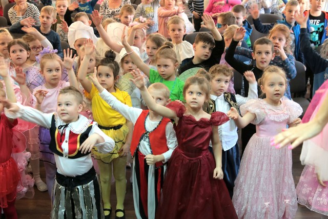 W przedszkolach dzieci mogą liczyć na wszechstronną edukację początkową. A swoimi talentami np. aktorskim, mogą się pochwalić np. podczas takich imprez jak ubiegłoroczny konkursu teatrzyków w Ognisku Pracy Pozaszkolnej