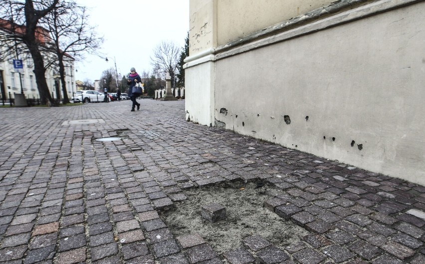 Wyrwy w kostce są niebezpieczne dla przechodniów