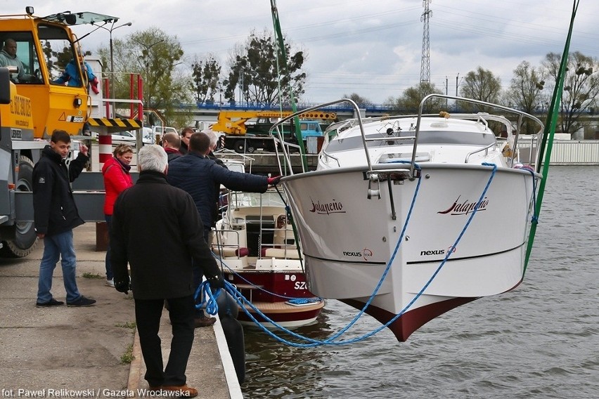 Wrocław: Pięć jachtów zwodowanych na Odrze. Zobacz, za ile można je wynająć (ZDJĘCIA)