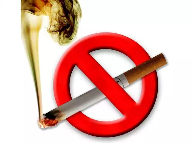 Zakaz palenia. Za złamie przepisów nowelizujących ustawę o ochronie zdrowia przed następstwami używania tytoniu i wyrobtytoniowych grozi mandat karny w wysokości od 20 do nawet 500 złotych.
