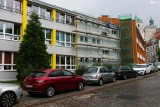 Jaskrawa żółć zniknęła z elewacji Szkoły Podstawowej nr 63 przy ul. Grodzkiej w Szczecinie. Jak Wam się podoba zmiana?