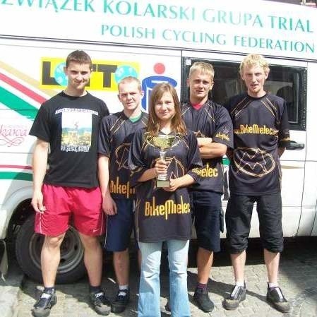 Team "Bike-pol Sokół&#8221; z Mielca i Tarnobrzega podczas ostatnich zawodów. Drugie miejsce na podium nagrodzone kolejnym pucharem.