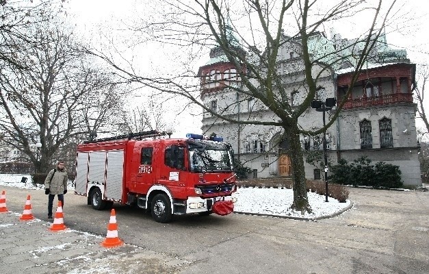 Wozy strażackie na ul. ks. Skorupki.