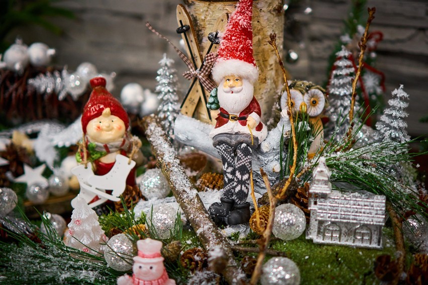 Wianki, stroiki i bukiety na Boże Narodzenie: w trendach czerwień i lśniąca zima albo style eko i retro 