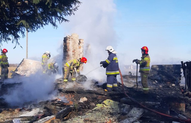 W sobotę doszło do pożaru drewnianego domu w Radzanowie. Budynek zawalił się.