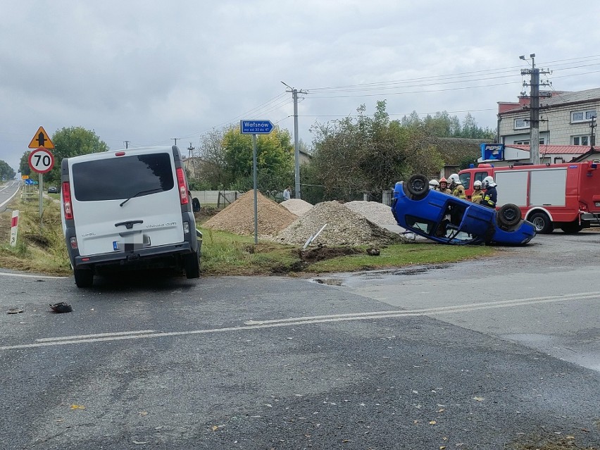 Wypadek busa i osobówki w Wałsnowie w gminie Orońsko. Dwie osoby w szpitalu
