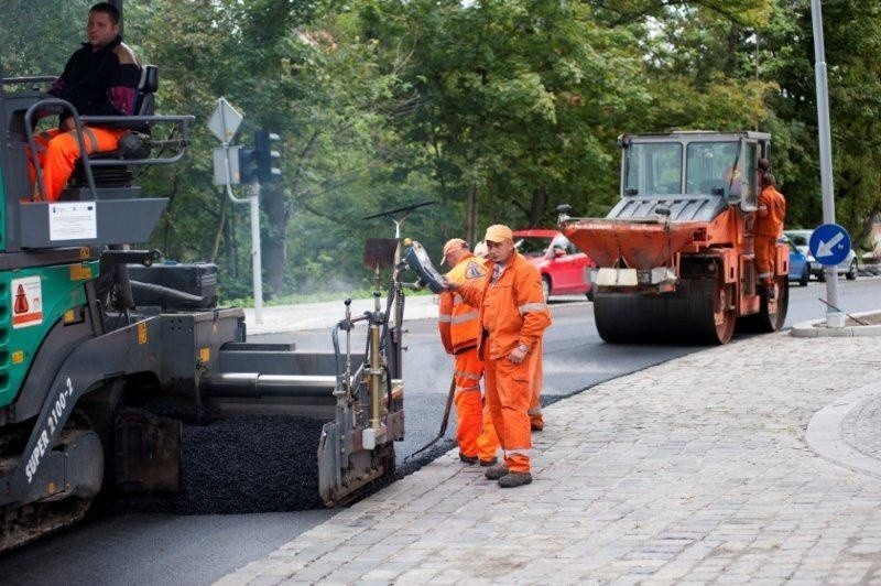 Drogowcy kladą ostatnią warstwe asfaltu