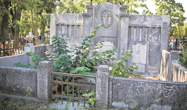 Rodzina Zbirohowskich-Kościów, której grobowiec jest też na Cmentarzu Farnym chlubnie wpisała się w historię Białegostoku. Witold Zbirohowski-Kościa zakładał polskie szkoły przed I wojną światową.