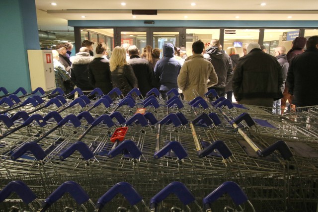 25.11.2015, kielce, black friday tesco. fot. dawid lukasik/polska press