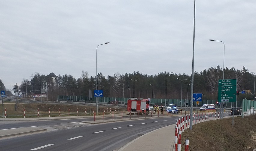 Białystok. Toyota wjechała w przystanek autobusowy