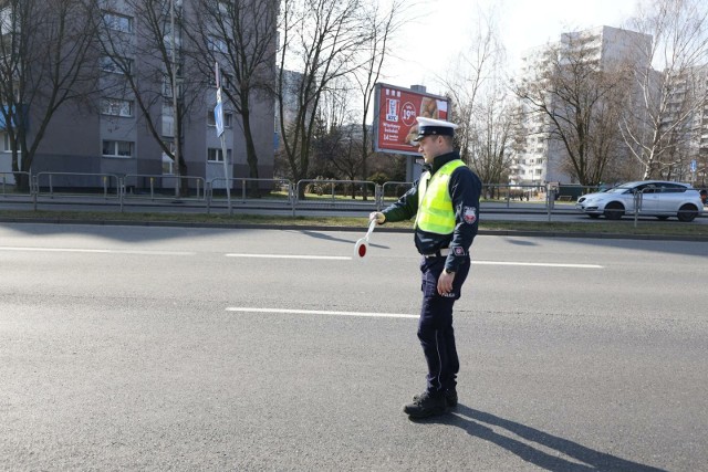 Zatrzymany został nietrzeźwy mężczyzna, kierujący autem z dzieckiem na kolanach.