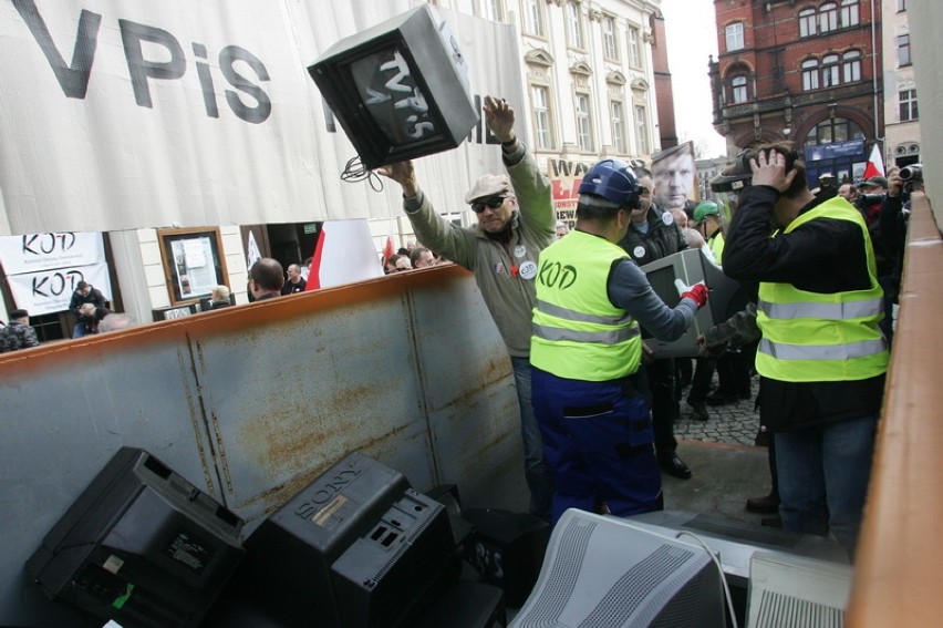 Manifestcja KOD-u w Legnicy: TVPiS kłamie