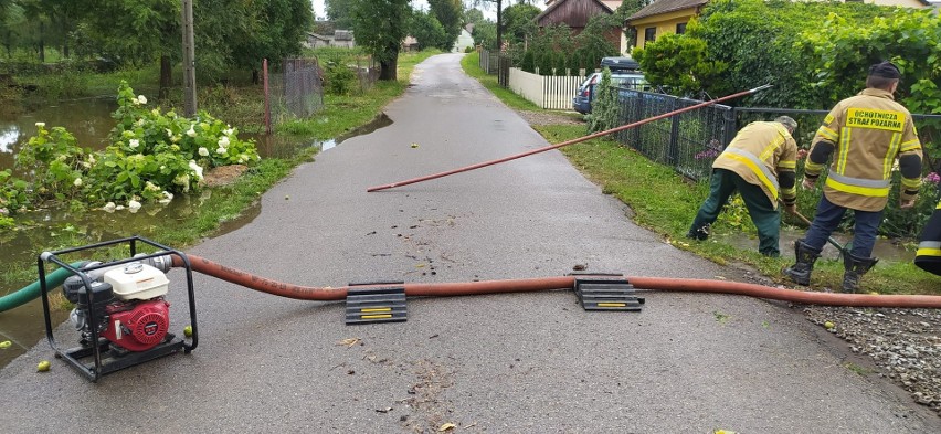 Strażacy z Lipska i Ciepielowa usuwali skutki ulewy. Zalało wiele posesji