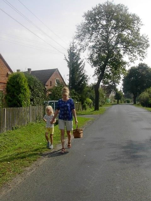 - Samochody tak szybko pędzą przez wieś, że boimy się spacerować - mówi Jolanta Pękał, mieszkanka Przeczowa.