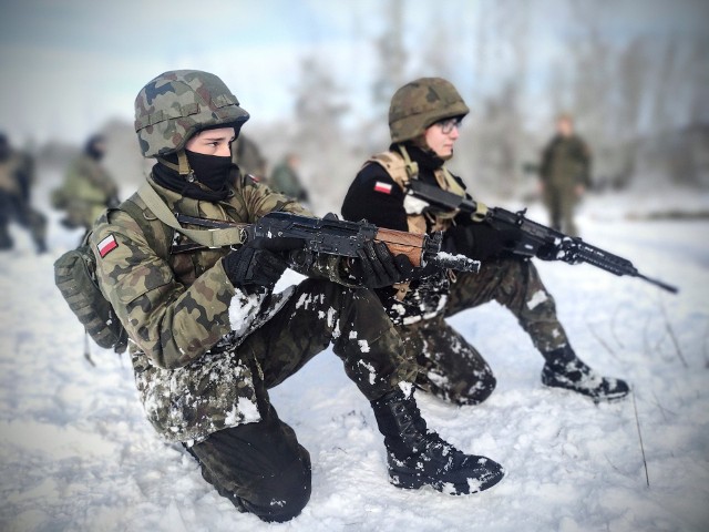 Młodzież z III LO  w Grudziądzu ćwiczyła wojskowe rzemiosło pod okiem instruktorów Wojsk Obrony Terytorialnej.
