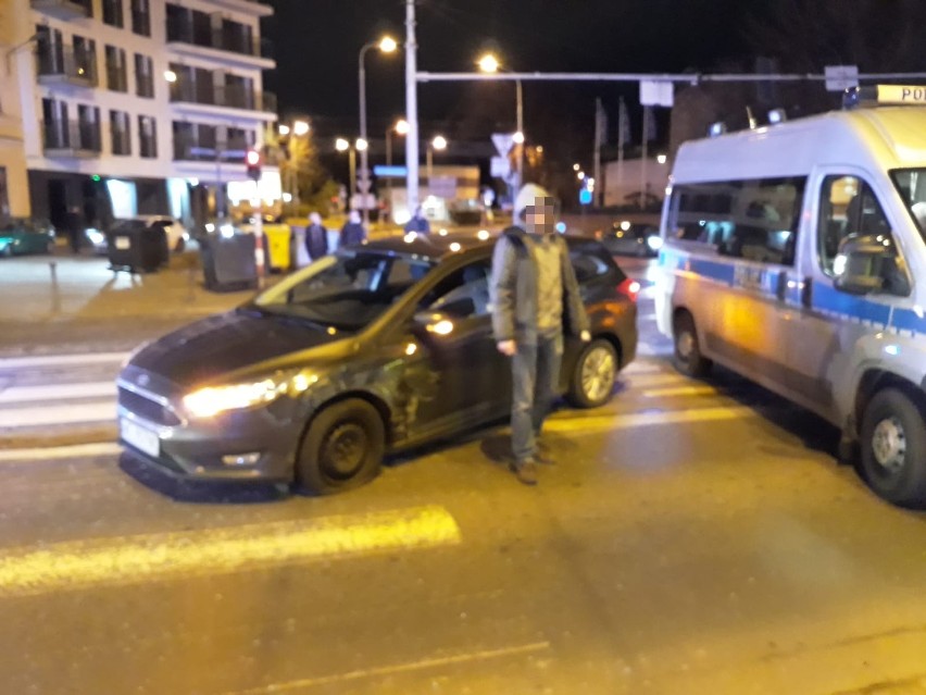 Ryba Taxi na dachu. Wypadek na placu Staszica (ZDJĘCIA)